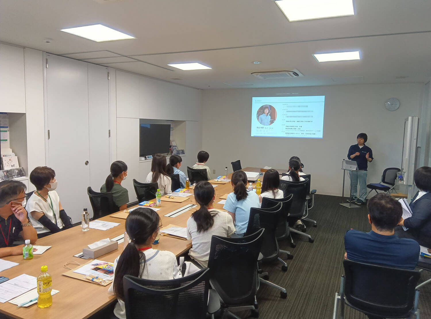 バスツアー工場見学の様子