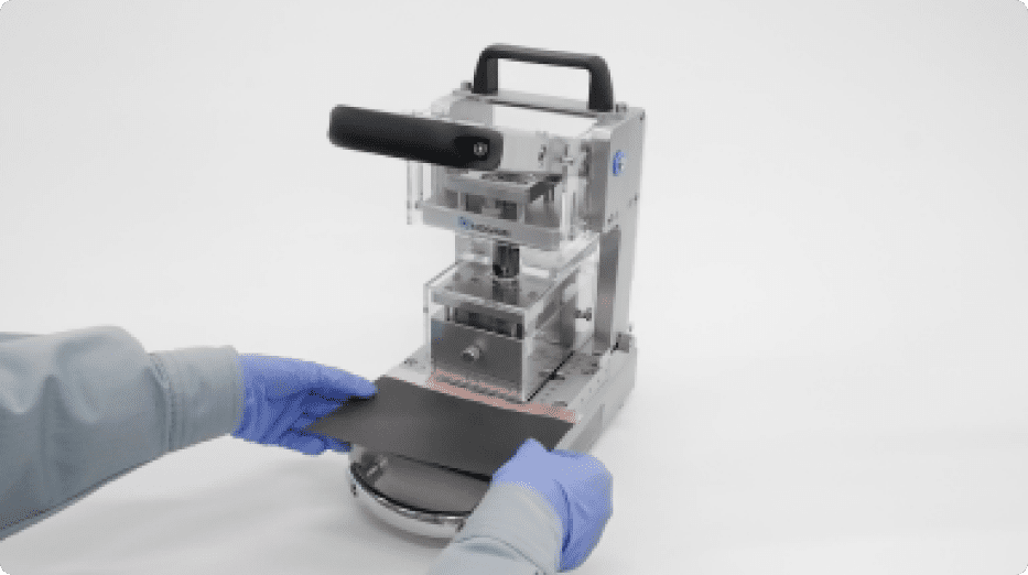 材料を手前から挿入可能