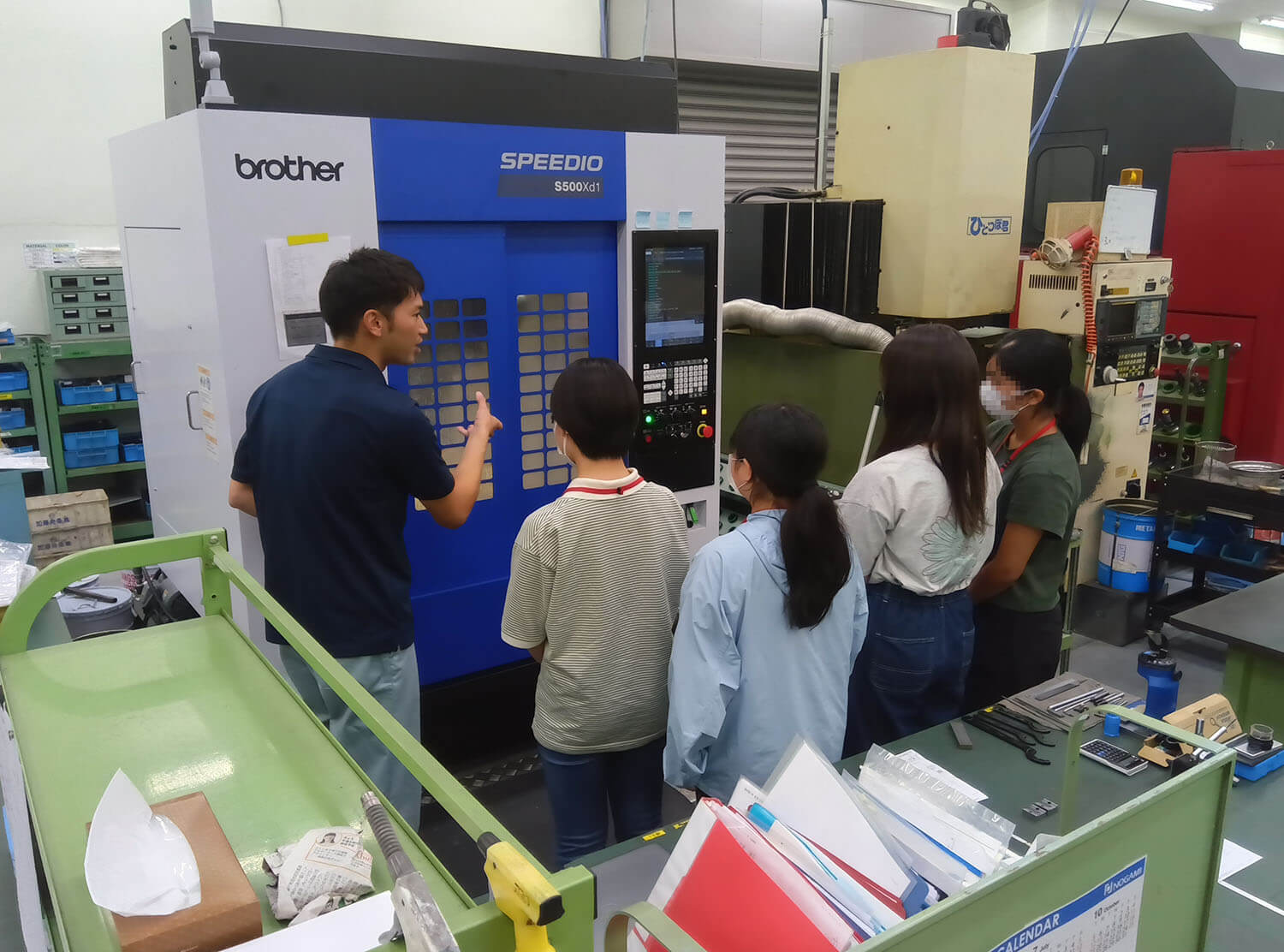 バスツアー工場見学の様子